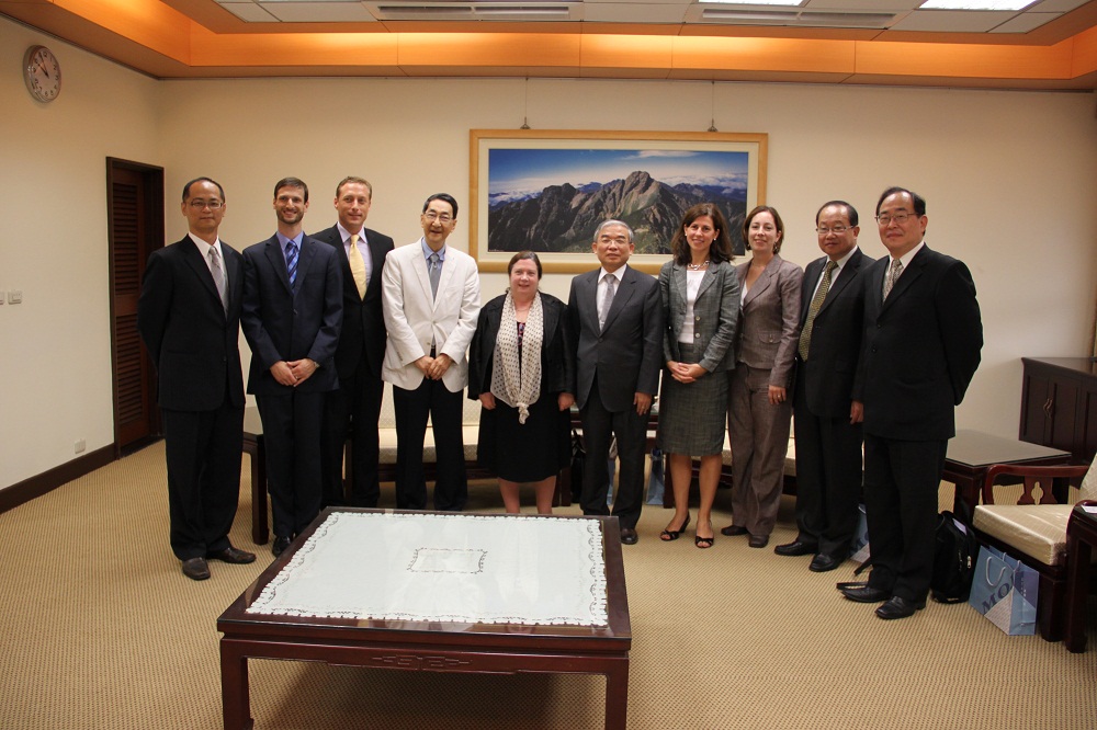 2012年10月15日加拿大駐台北貿易辦事處代表馬凱琳率隊拜訪本部，並與本部法制司同仁及學者專家舉辦國家報告座談會